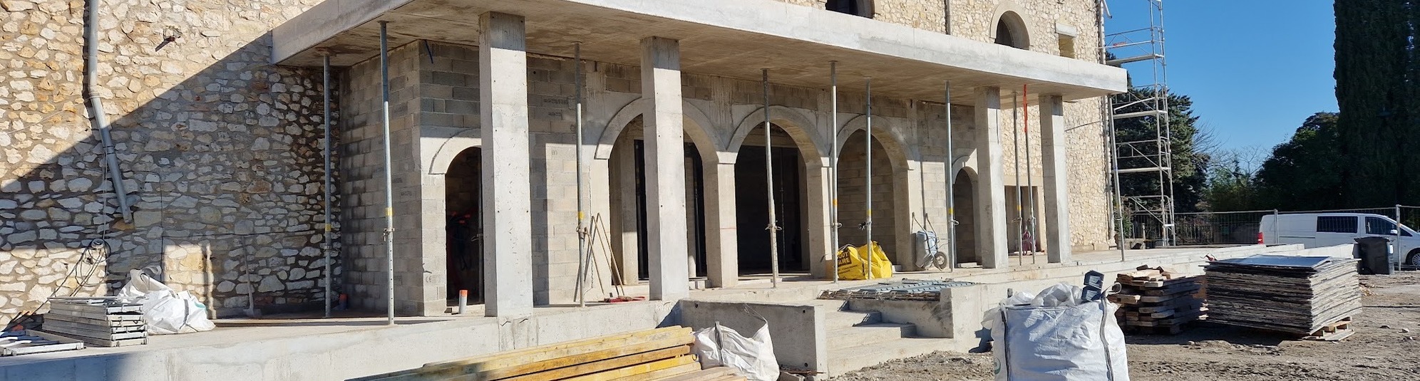 Façade en pierre de la cave coopérative de Combas, étayée pendant les travaux