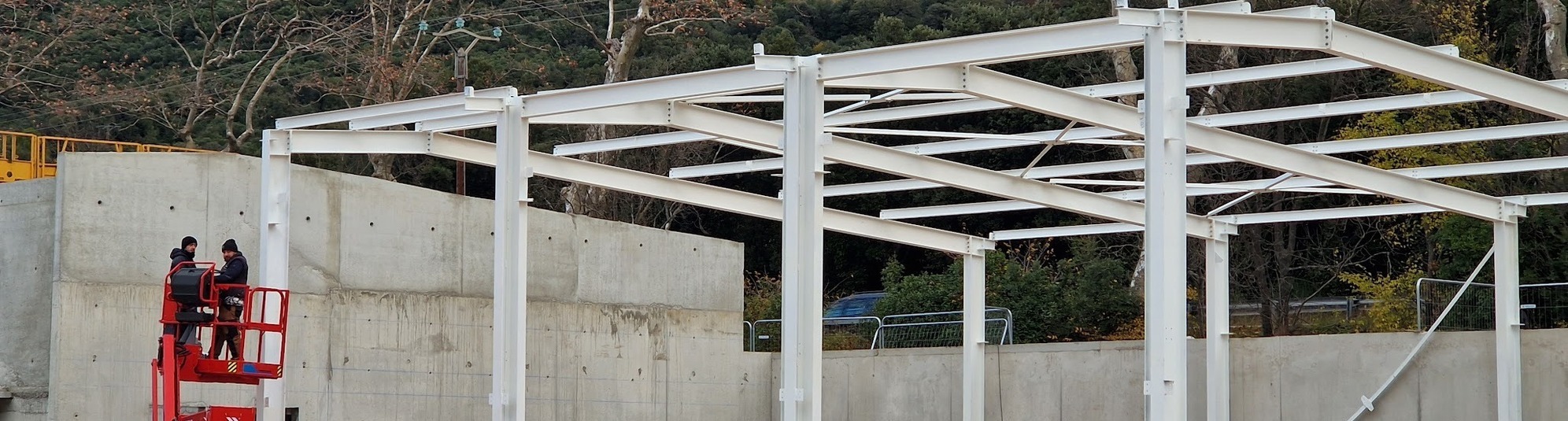 Charpente métallique du site de collecte de Lodève en cours de montage